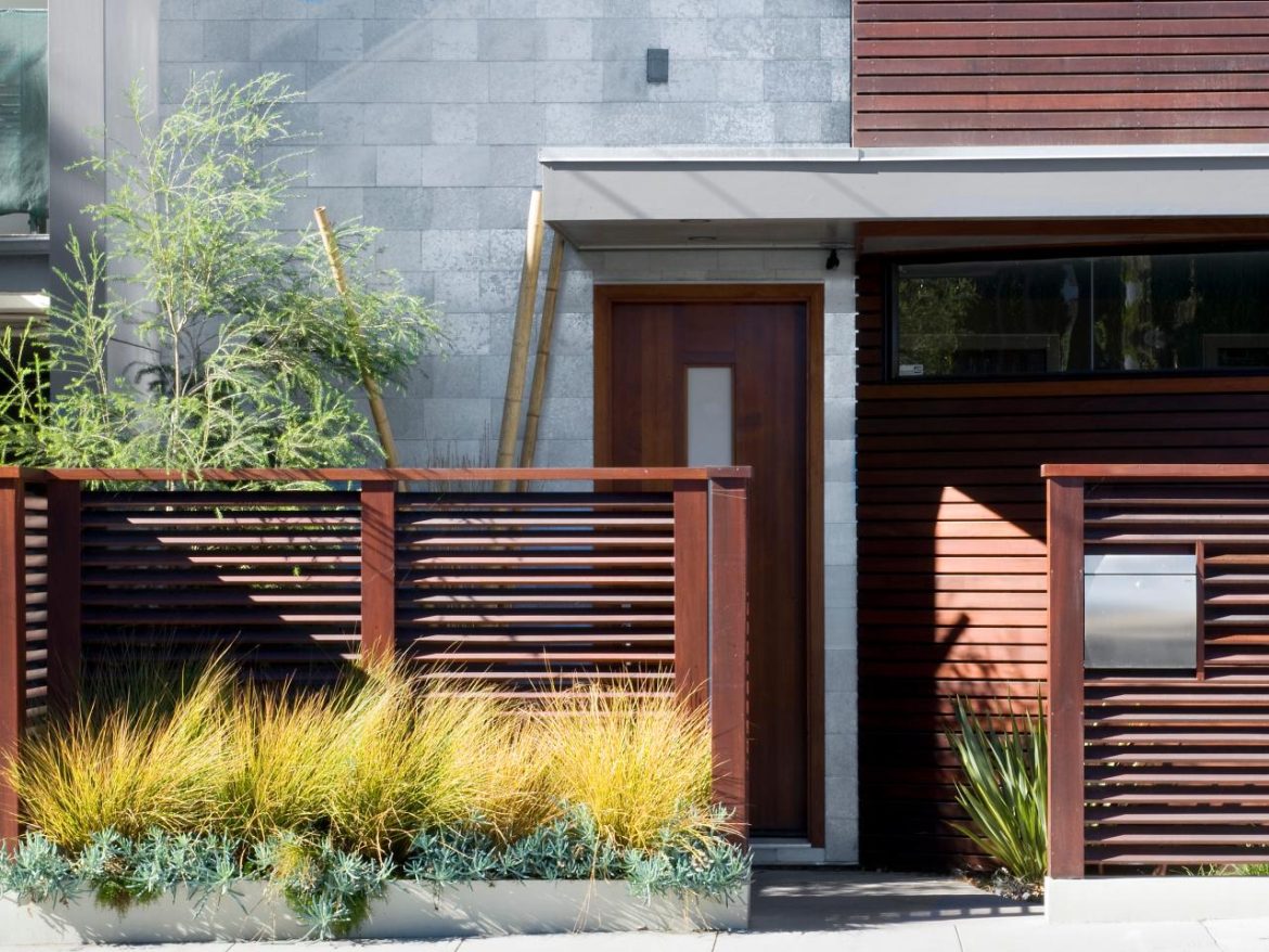 Choosing Fencing Options Suitable for Expansive Property Boundary Coverage